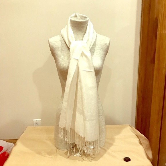 Rectangular white fringed Pashmina, with cashmere motifs. NWT. In pristine cond. - Picture 1 of 8